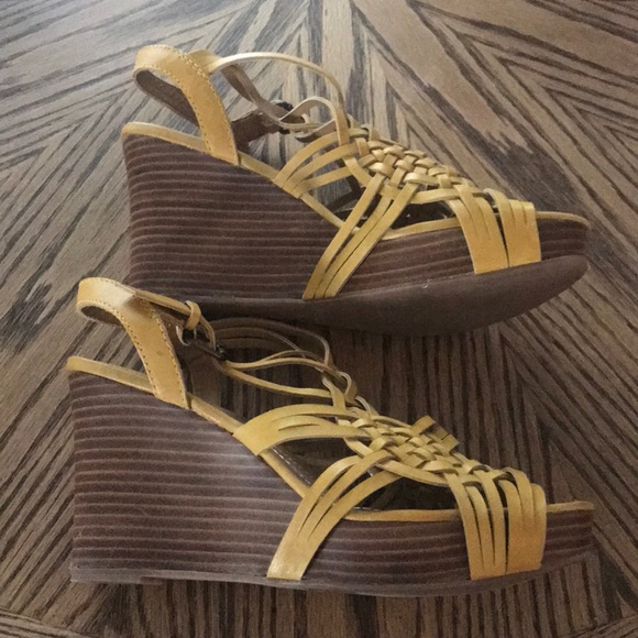 FOSSIL Harmony Hurache Yellow Leather Wedges - Picture 2 of 8